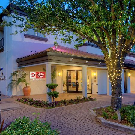 Best Western Plus Palm Court Hotel Davis Bagian luar foto