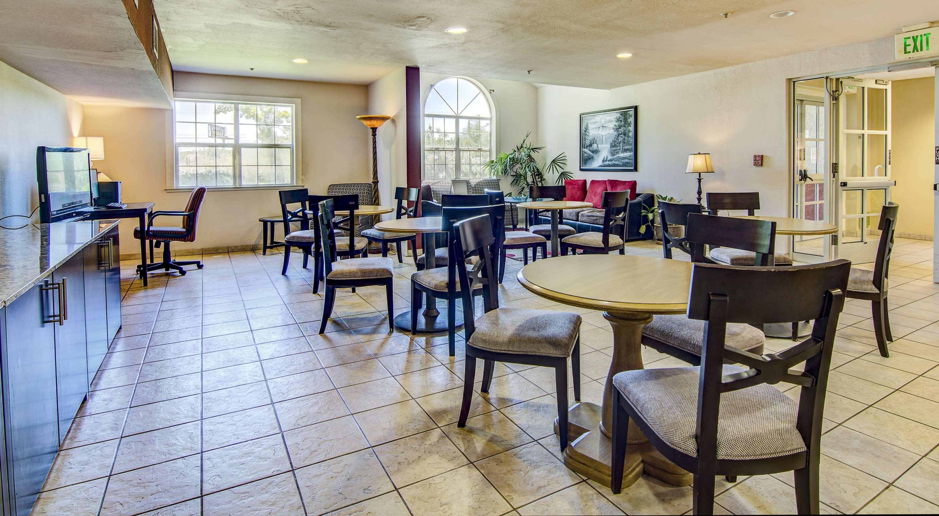 Best Western Plus Palm Court Hotel Davis Bagian luar foto