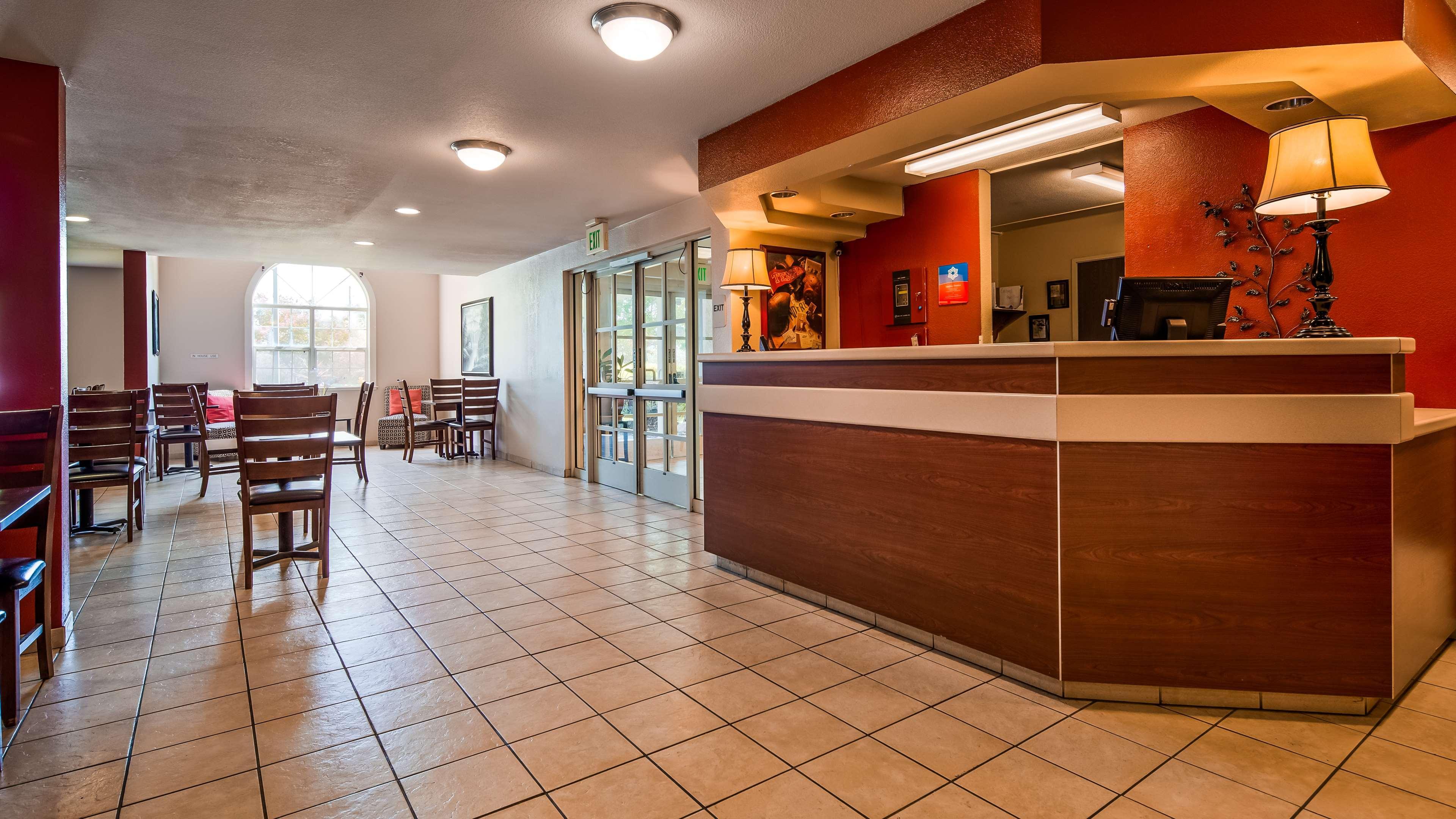 Best Western Plus Palm Court Hotel Davis Bagian luar foto