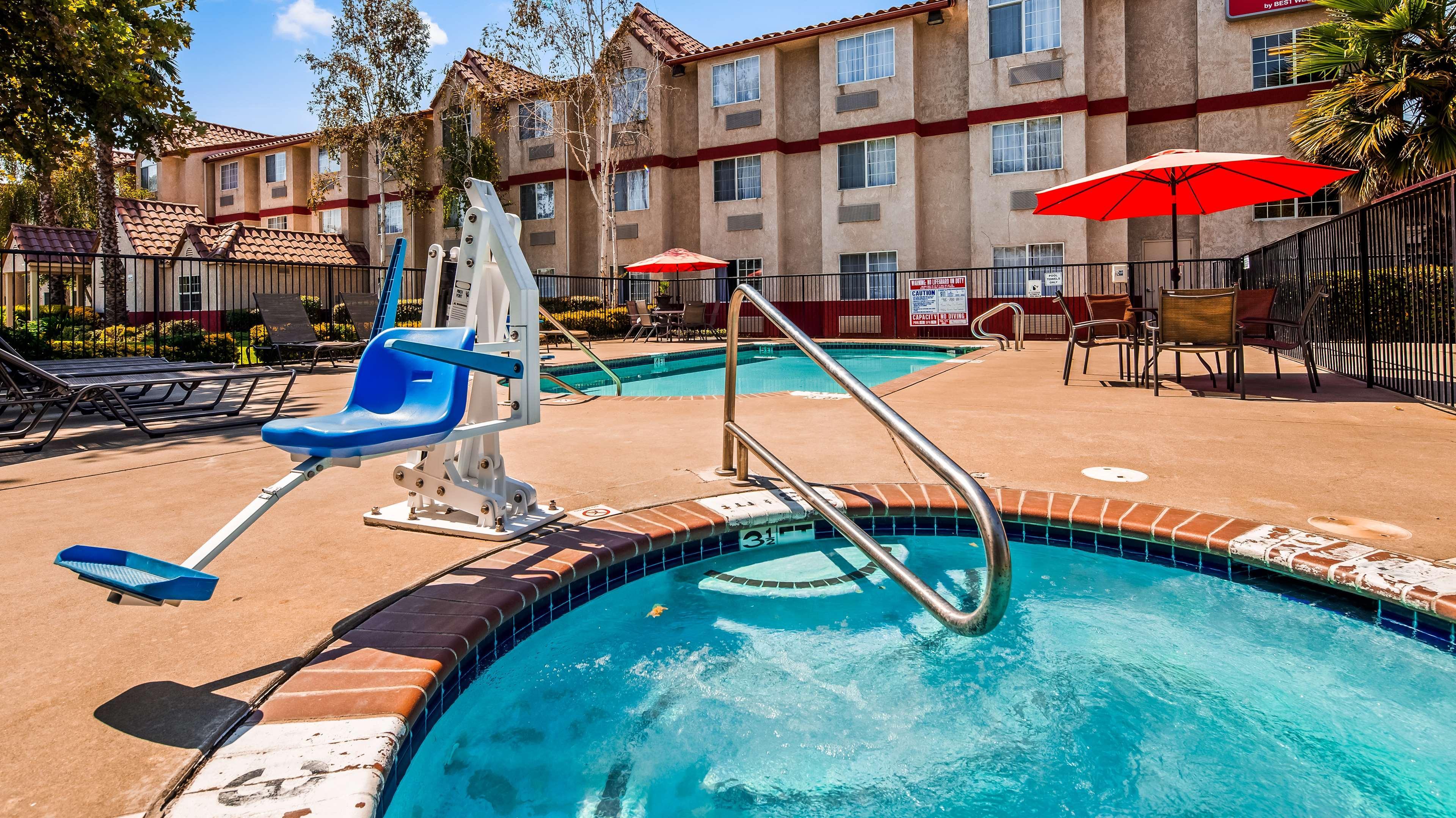 Best Western Plus Palm Court Hotel Davis Bagian luar foto