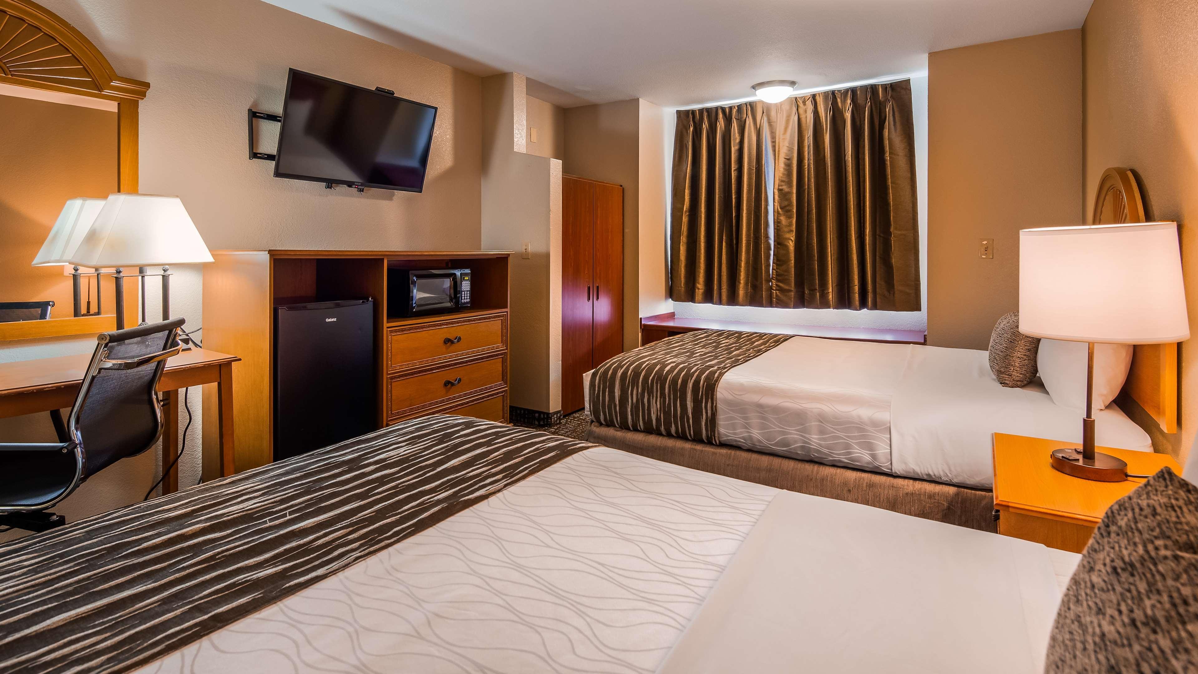 Best Western Plus Palm Court Hotel Davis Bagian luar foto