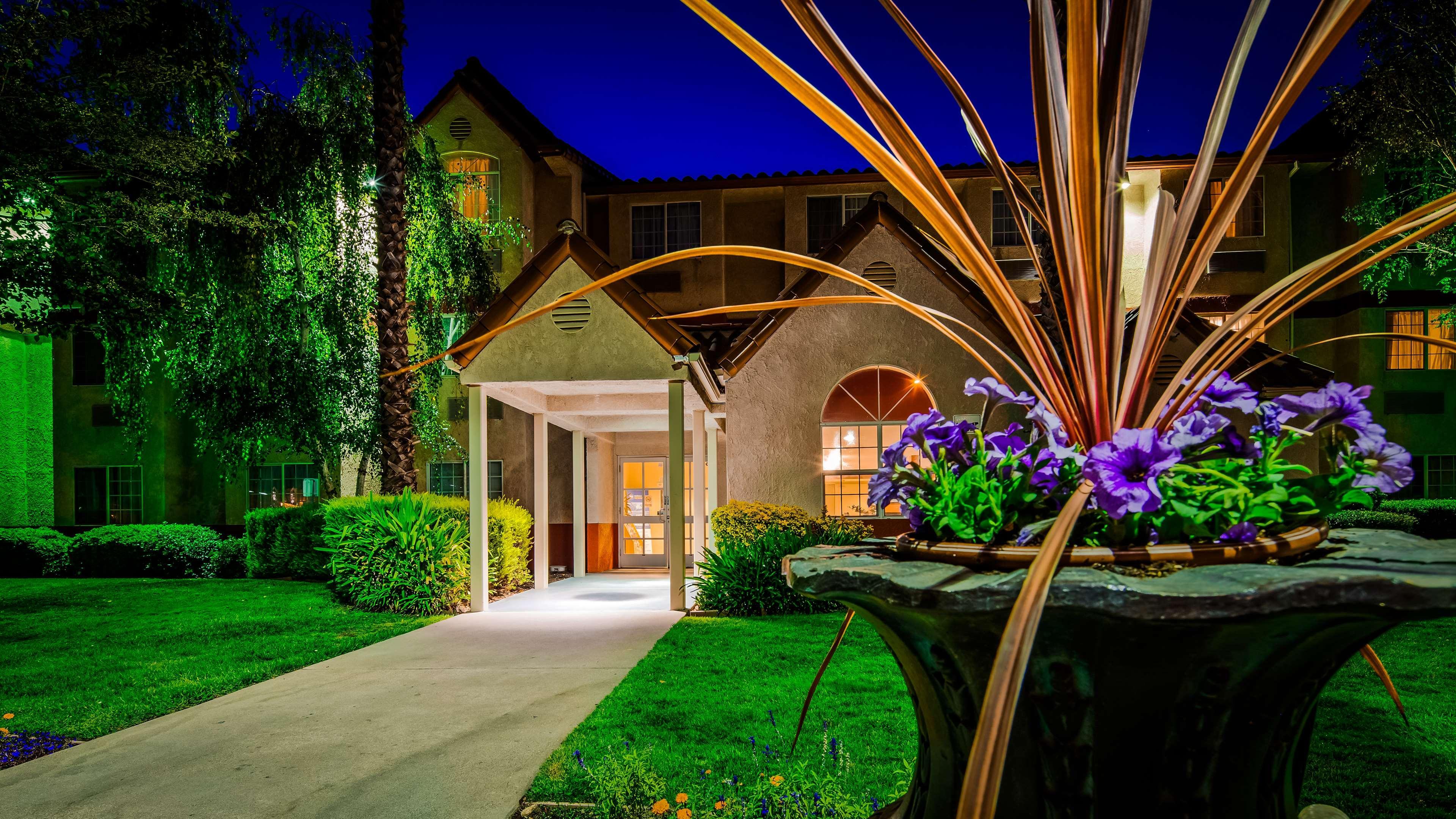 Best Western Plus Palm Court Hotel Davis Bagian luar foto