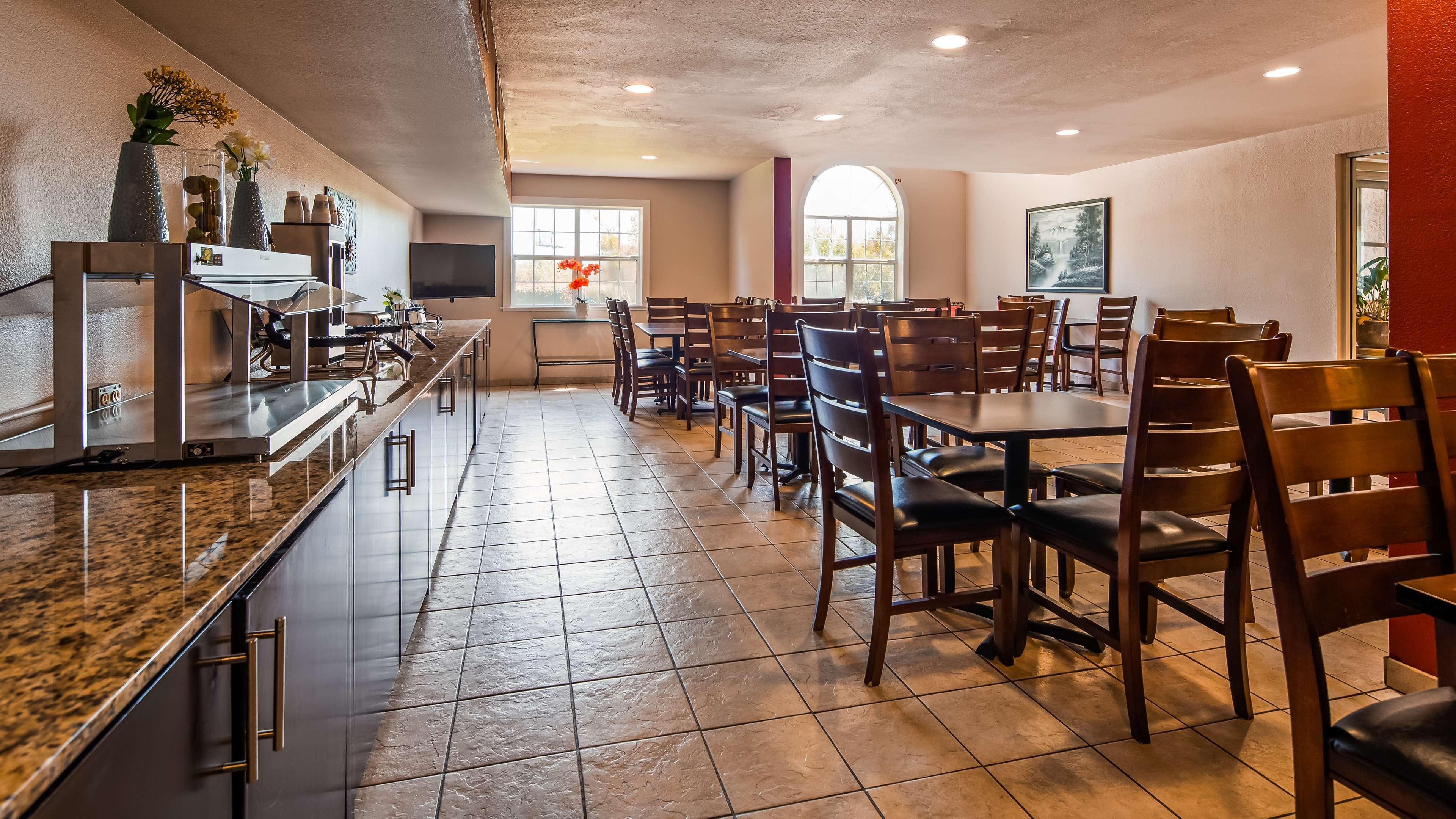 Best Western Plus Palm Court Hotel Davis Bagian luar foto