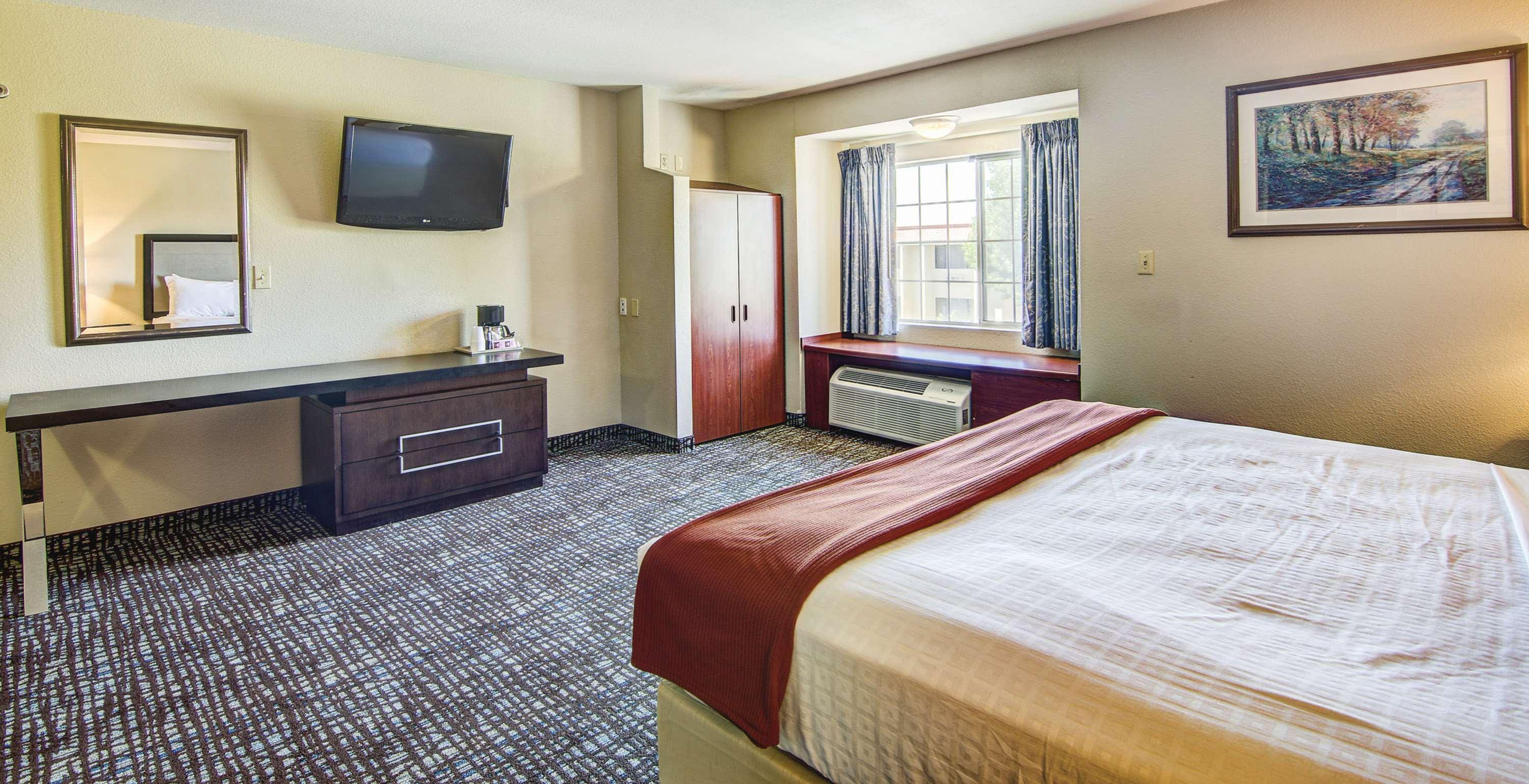 Best Western Plus Palm Court Hotel Davis Bagian luar foto