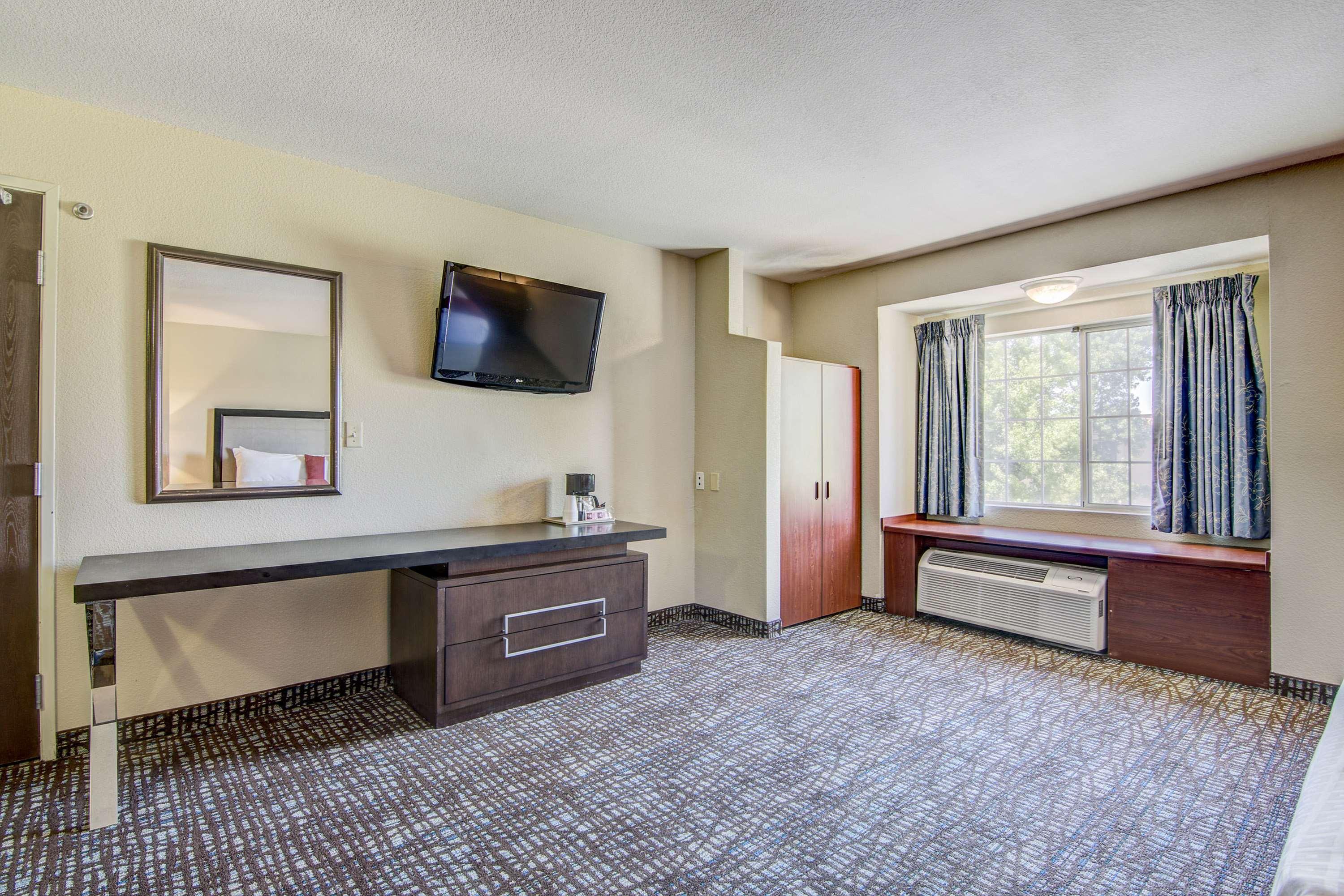 Best Western Plus Palm Court Hotel Davis Bagian luar foto