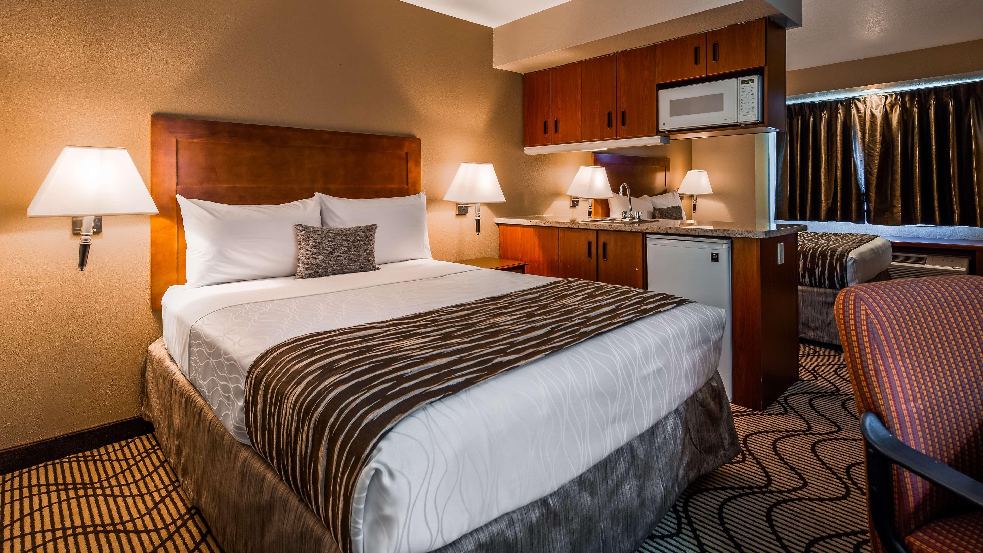 Best Western Plus Palm Court Hotel Davis Bagian luar foto