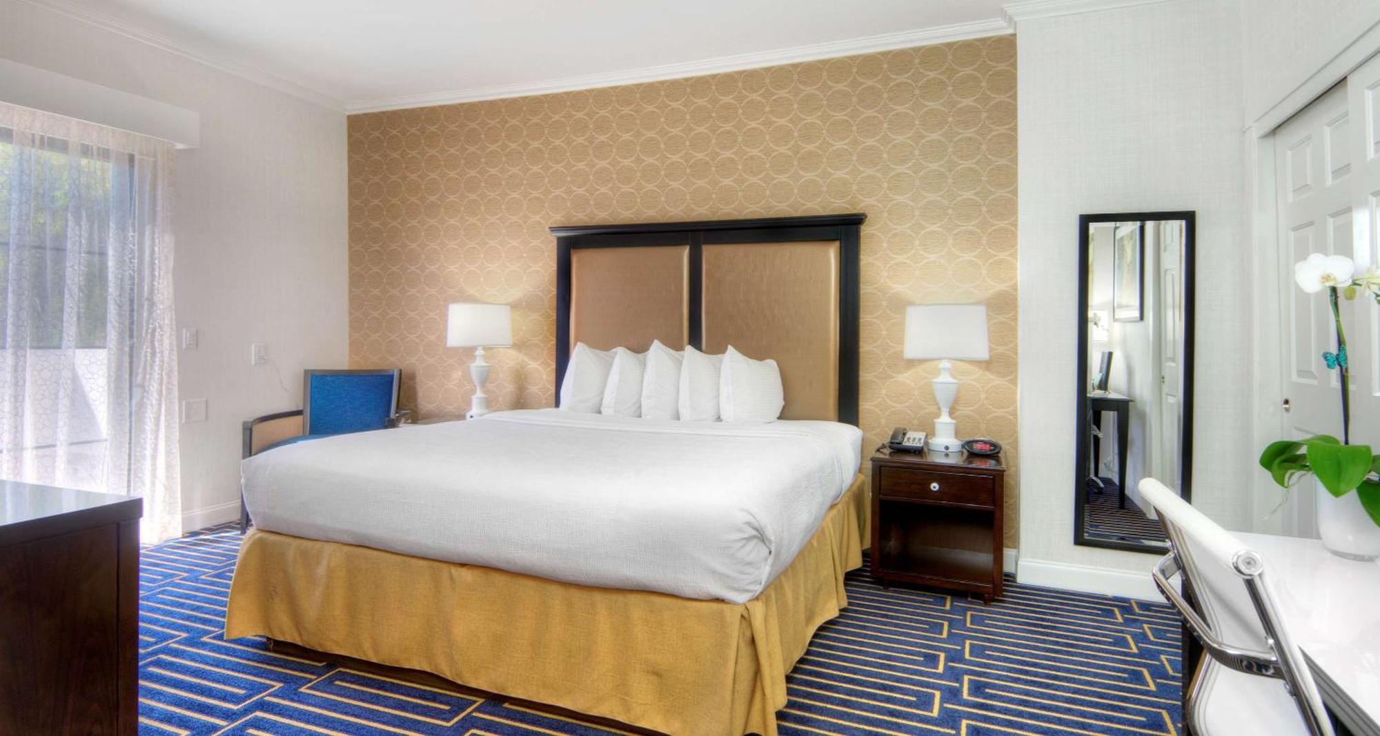Best Western Plus Palm Court Hotel Davis Bagian luar foto