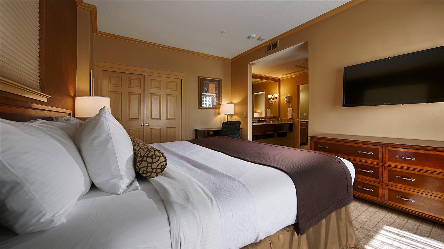 Best Western Plus Palm Court Hotel Davis Bagian luar foto