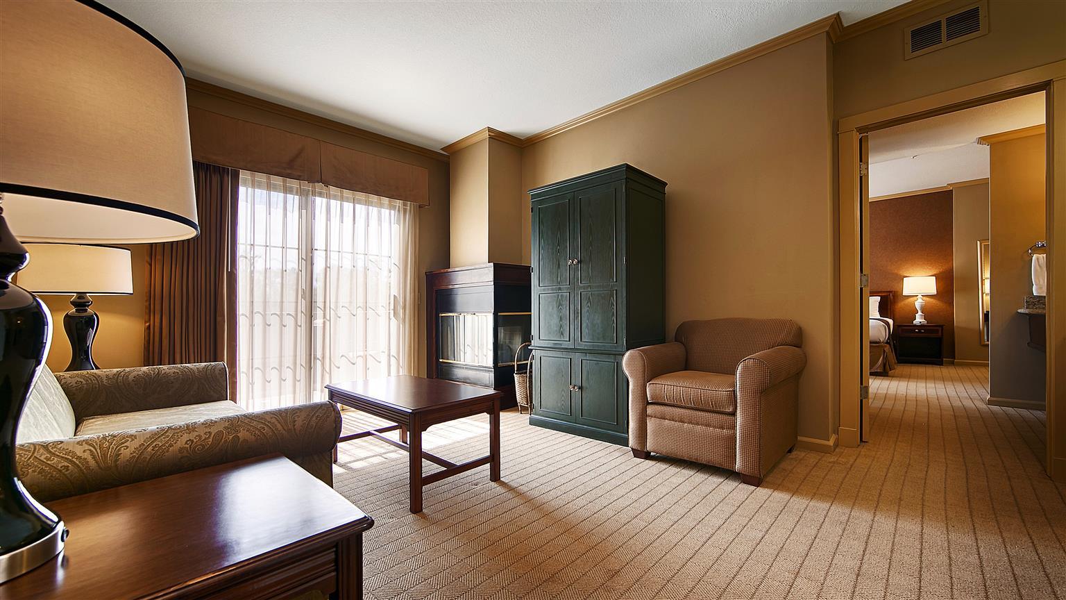 Best Western Plus Palm Court Hotel Davis Bagian luar foto