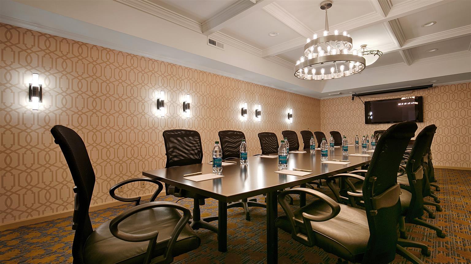 Best Western Plus Palm Court Hotel Davis Bagian luar foto