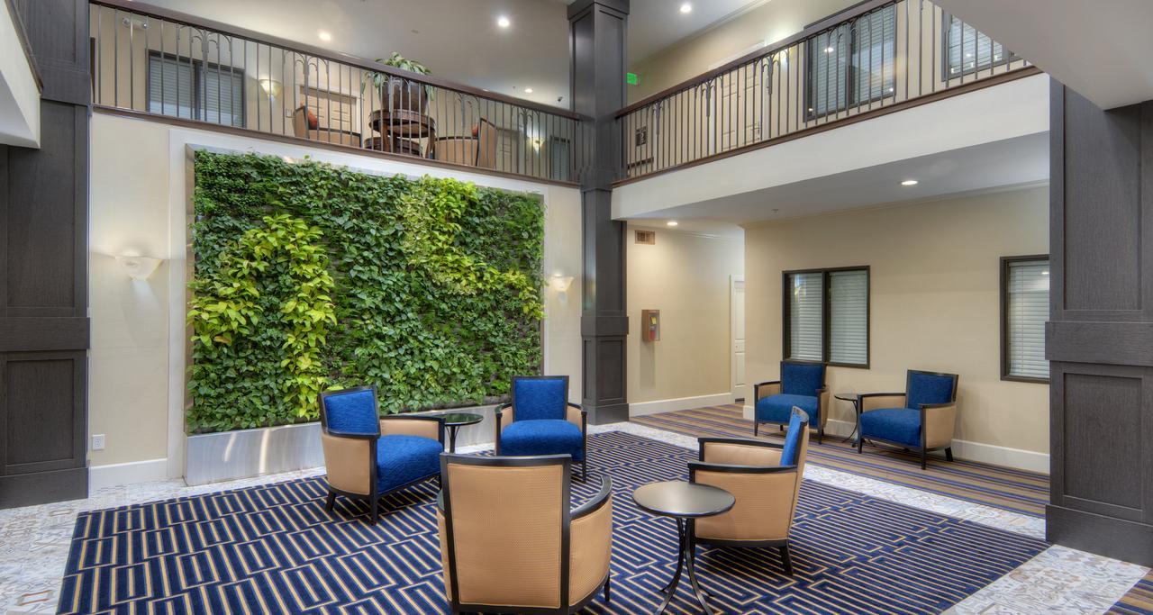 Best Western Plus Palm Court Hotel Davis Bagian luar foto