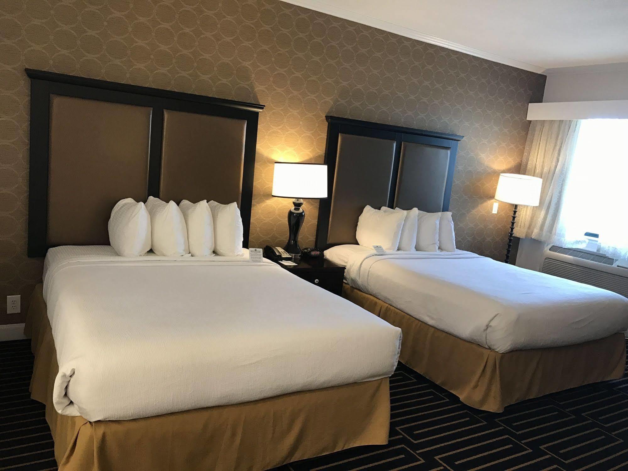 Best Western Plus Palm Court Hotel Davis Bagian luar foto