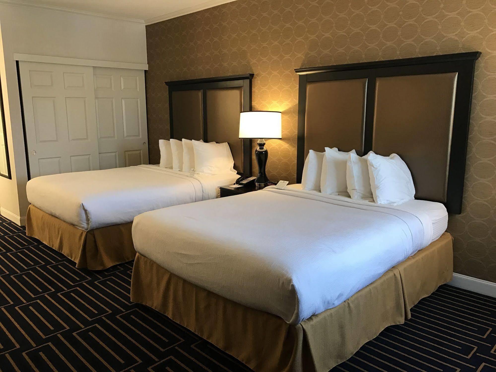 Best Western Plus Palm Court Hotel Davis Bagian luar foto