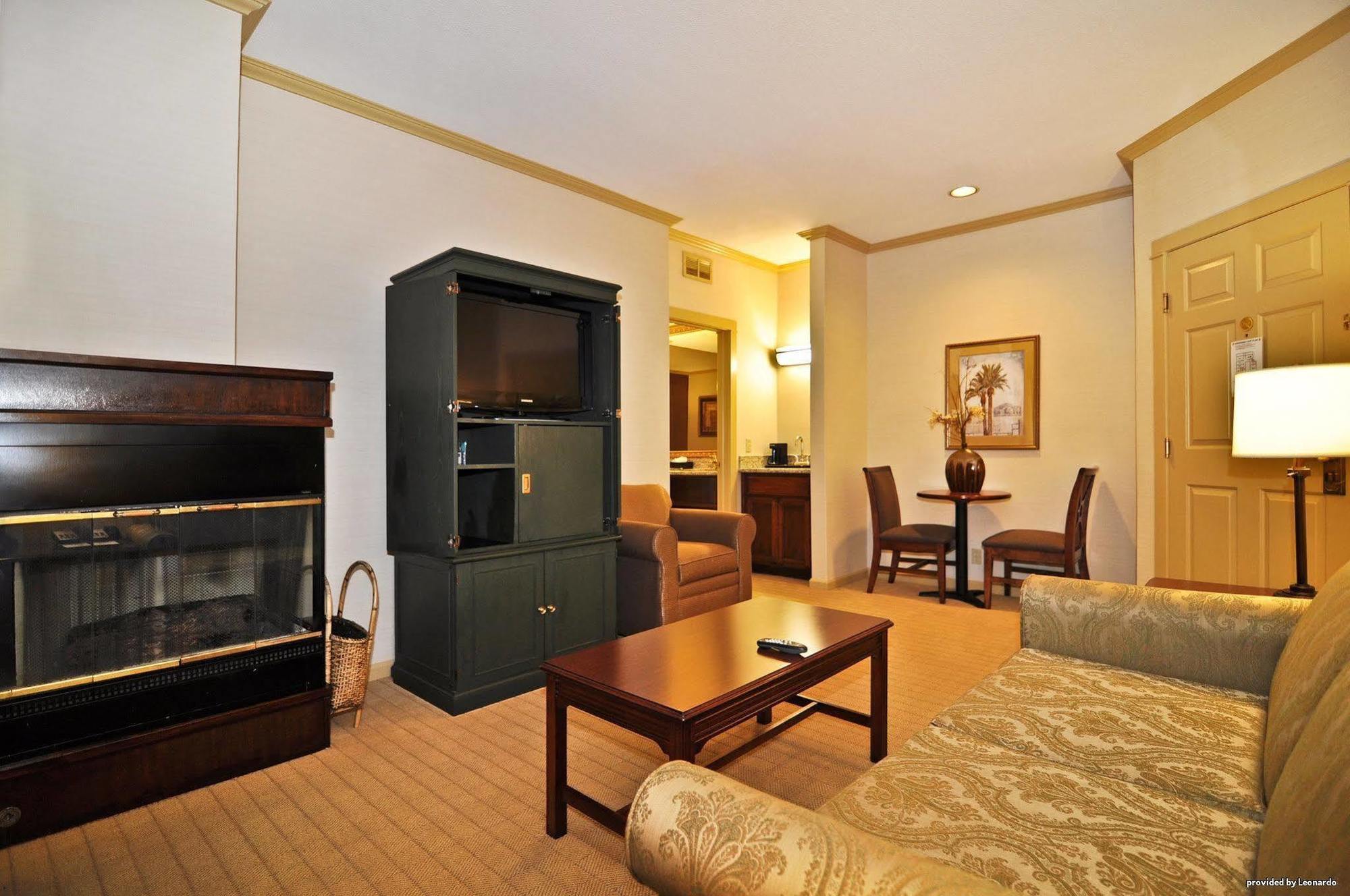 Best Western Plus Palm Court Hotel Davis Ruang foto