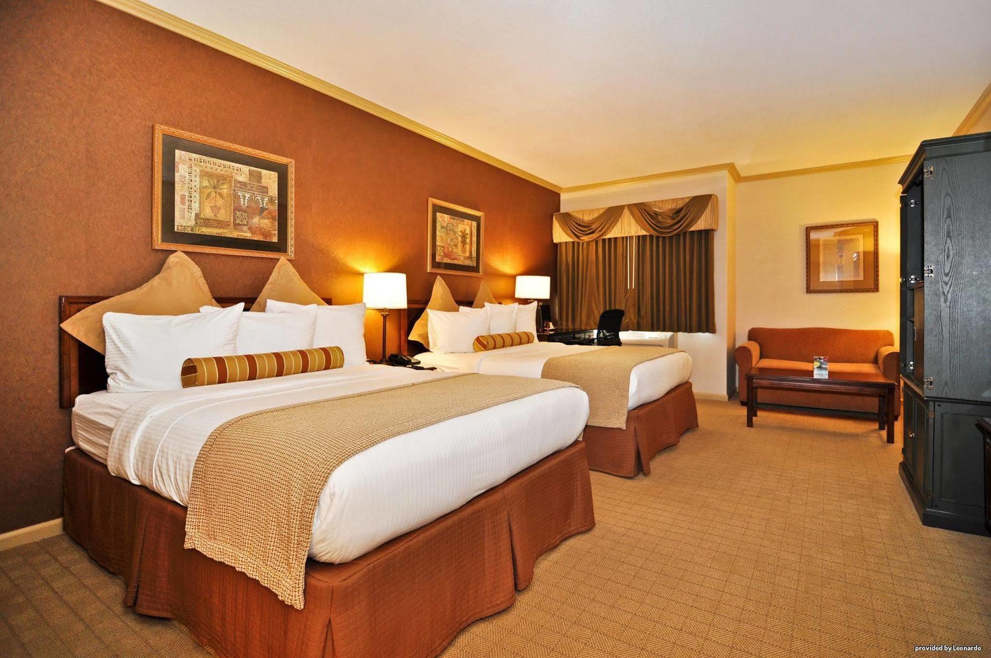 Best Western Plus Palm Court Hotel Davis Ruang foto
