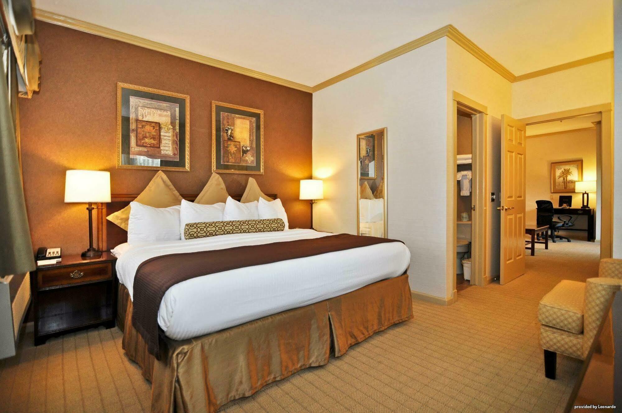 Best Western Plus Palm Court Hotel Davis Bagian luar foto